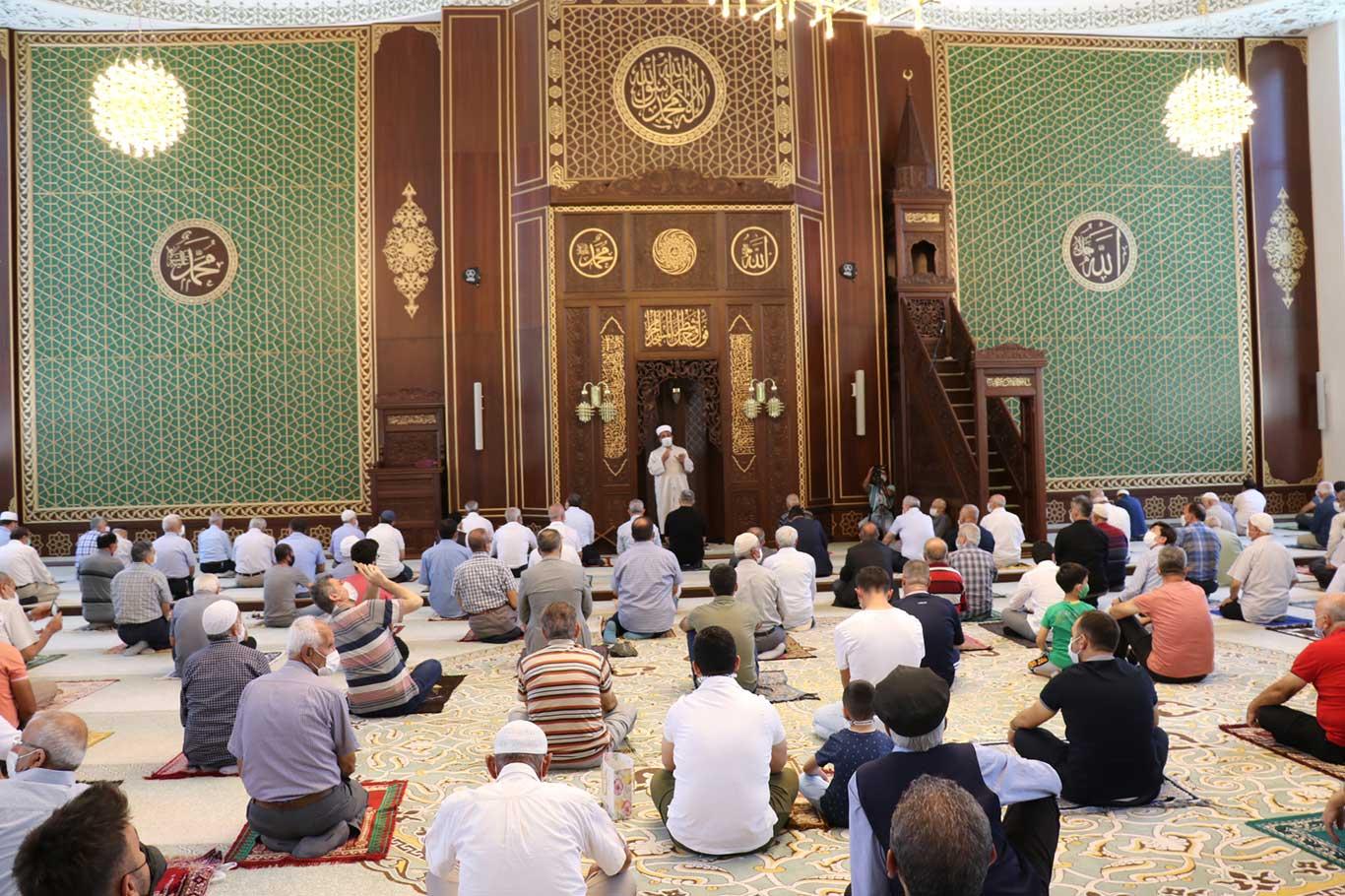 Malatya'nın en büyük camii dualarla ibadete açıldı